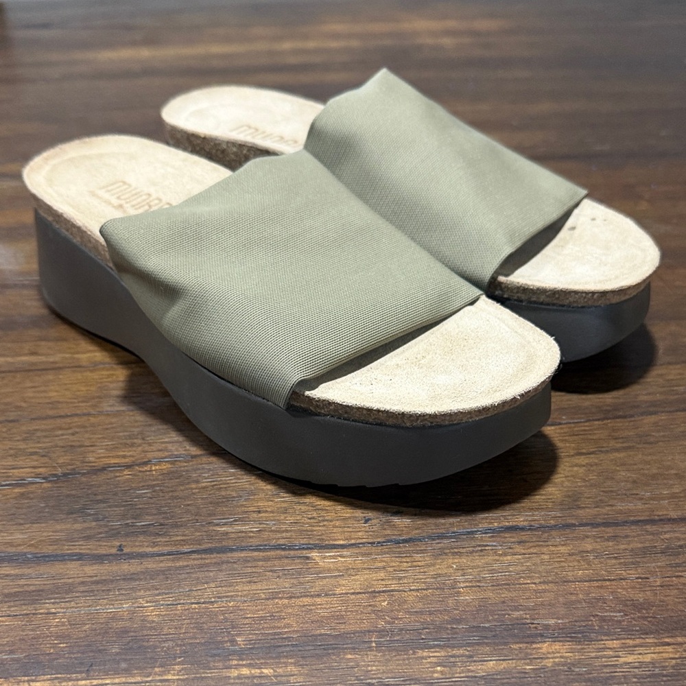 Munro Nalia Women’s Slide Platform Sandals in Olive Green